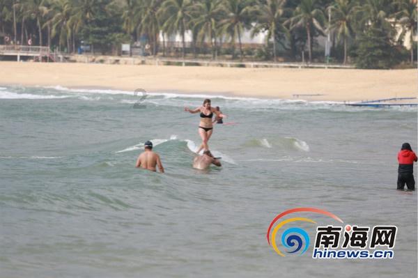 救援受困的小恐龙