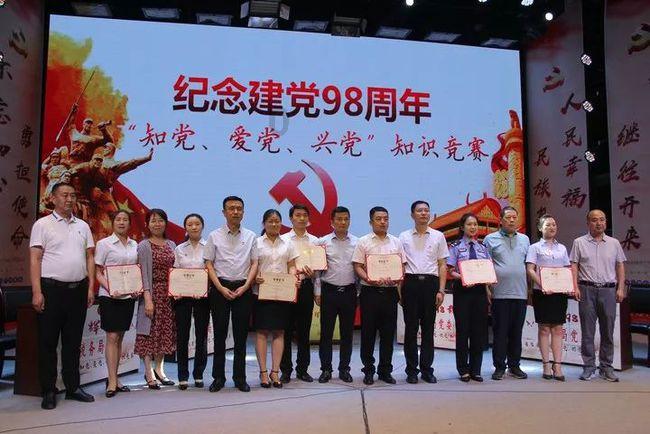 穷亲戚来投和珅,和中堂让他们帮忙晒银子,不料15天后全部走光